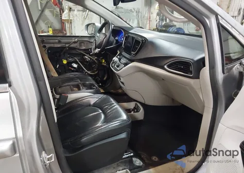 2017 Chrysler Pacifica Touring-L z USA, uszkodzony, nr VIN 2C4RC1BG7HR831320